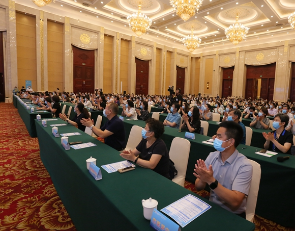 学习上市公司法规，严控内幕交易风险——集团党委召开理论学习中心组（扩大）学习会议